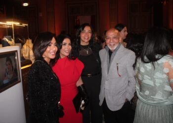 علي ثابت وحرمه يهنئان النجمة منى زكي بعد العرض الخاص لفيلم “الست”