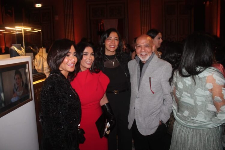 علي ثابت وحرمه يهنئان النجمة منى زكي بعد العرض الخاص لفيلم “الست”