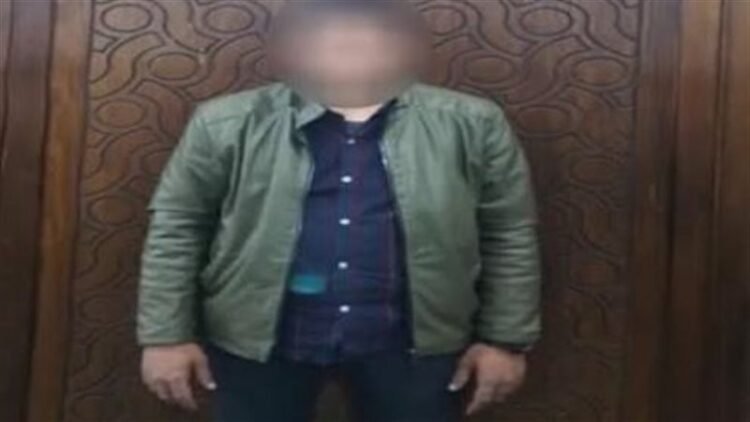 الداخلية تضبط شخصًا يروّج لأعمال منافية للآداب عبر تطبيق هاتفي في الإسكندرية