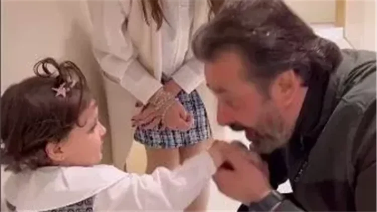 صورة عفوية تجمع كريم عبد العزيز وابنة شام الذهبي تتصدر الترند.. الجمهور يشيد بتواضع النجم وجمال اللحظة