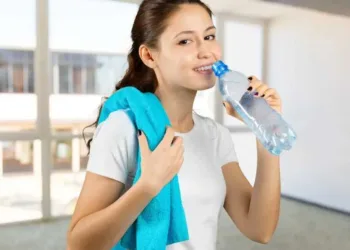 شرب الماء فور الاستيقاظ.. عادة صحية بفوائد مثبتة ونصائح مهمة