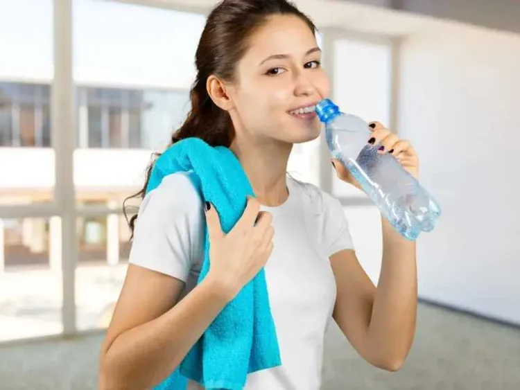 شرب الماء فور الاستيقاظ.. عادة صحية بفوائد مثبتة ونصائح مهمة