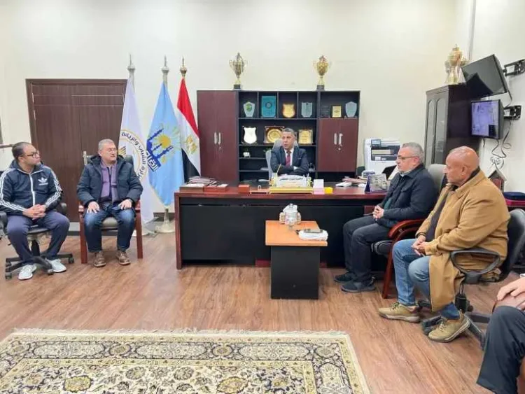 مدير مديرية الشباب والرياضة بالقاهرة يستقبل اللجنة المؤقتة السابقة والجديدة لإدارة نادي النصر الرياضي