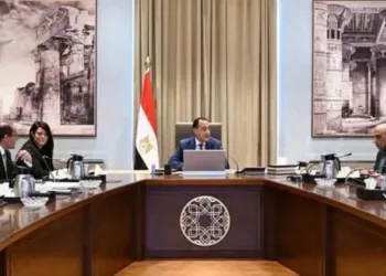 مدبولي يبحث تأمين تمويل مشروعات الكهرباء وحل مديونيات الجهات الحكومية لدعم الطاقة المتجددة