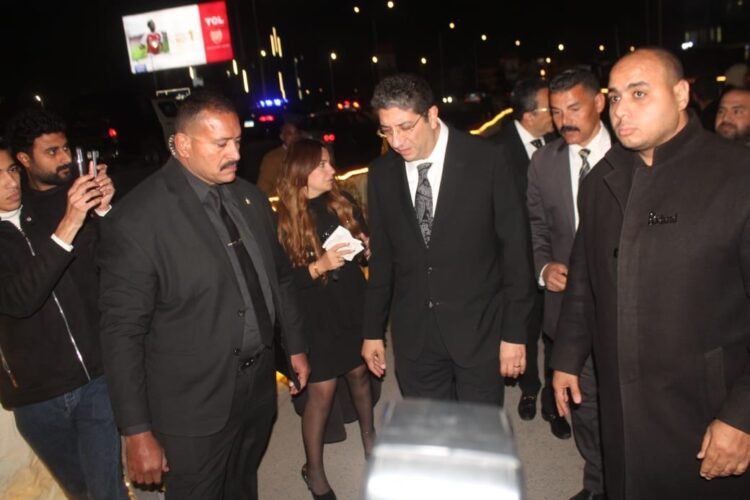 المستشار أمير رمزي والفنان هاني رمزي يستقبلان عزاء والدتهما في ليلة يسودها الوفاء