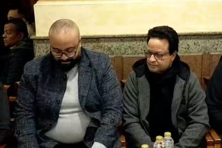 نجوم المجتمع يشاركون الفنان عمرو أبو زيد أحزانه بمسجد الرحمن الرحيم