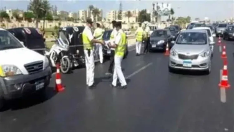 ضبط مخالفات المرور ورفع المركبات المتروكة في مختلف الشوارع