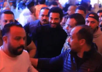 الأمن يتدخل للسيطرة على تدافع الجمهور حول عمرو سعد أثناء تصوير ”إفراج” على MBC