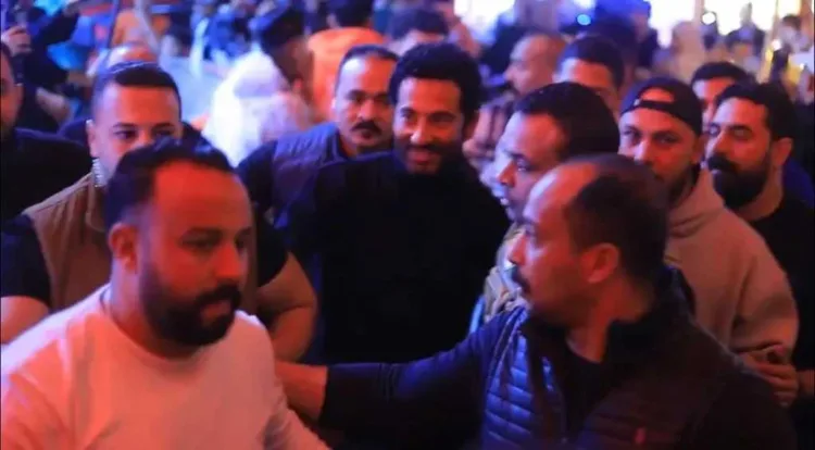 الأمن يتدخل للسيطرة على تدافع الجمهور حول عمرو سعد أثناء تصوير ”إفراج” على MBC