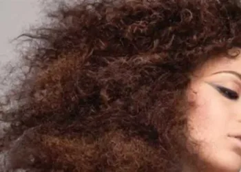 وداعًا لهيشان الشعر: 3 وصفات طبيعية تمنحك نعومة ولمعانًا
