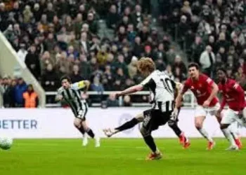 نيوكاسل «المنقوص» يخطف فوزًا قاتلًا من مانشستر يونايتد