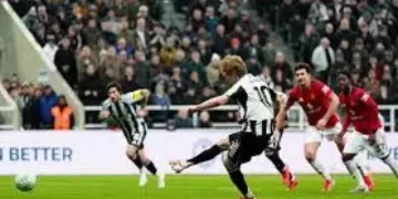 نيوكاسل «المنقوص» يخطف فوزًا قاتلًا من مانشستر يونايتد