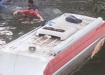 إصابة 10 من العاملين ببنك الدم في انقلاب سيارة بترعة الإبراهيمية بالمنيا