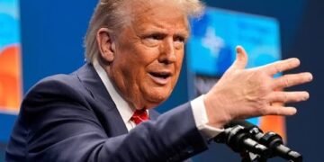 ترامب يهدد طهران إذا لم تفتح مضيق هرمز