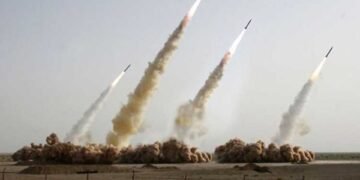 قصف متزامن على إسرائيل.. صواريخ من إيران وحزب الله تُفعّل صفارات الإنذار