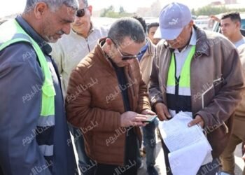 محافظ المنوفية لـ المواطنين في موقف السادات بشبين الكوم: محدش يدفع أكثر من الأجرة المقررة