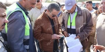 محافظ المنوفية لـ المواطنين في موقف السادات بشبين الكوم: محدش يدفع أكثر من الأجرة المقررة