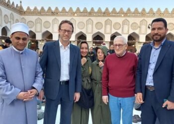 سفيرا إسبانيا وإندونيسيا يشاركان آلاف الصائمين إفطار «بيت الزكاة والصدقات» بالجامع الأزهر