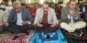 محافظ سوهاج ونائبه والسكرتير العام يؤدون صلاة الجمعة بمسجد الشرطة بحي شرق