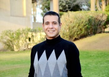الفنان خالد عاشور يتم تكريمه بمناسبة نجاح أغنيته الجديدة.