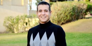 الفنان خالد عاشور يتم تكريمه بمناسبة نجاح أغنيته الجديدة.