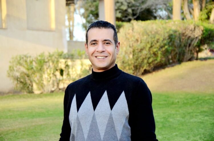 الفنان خالد عاشور يتم تكريمه بمناسبة نجاح أغنيته الجديدة.