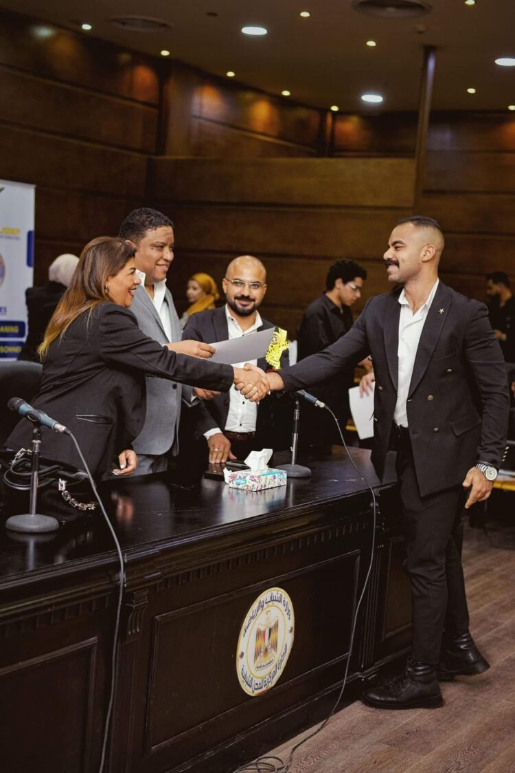 العقيد عمار عبد الحميد يكرم المحامي عمرو أبو المجد في وزارة الشباب والرياضة