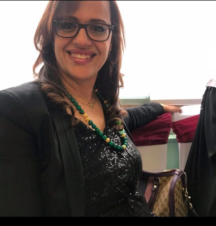 الكاتبة حنان منصور
